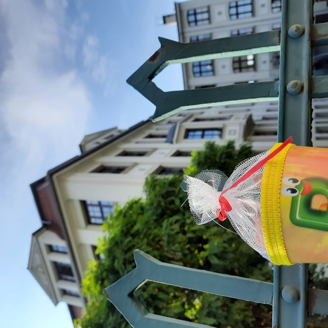 Eine Schultüte hängt am Zaun vor der Bibliothek. Foto Uta Jacob