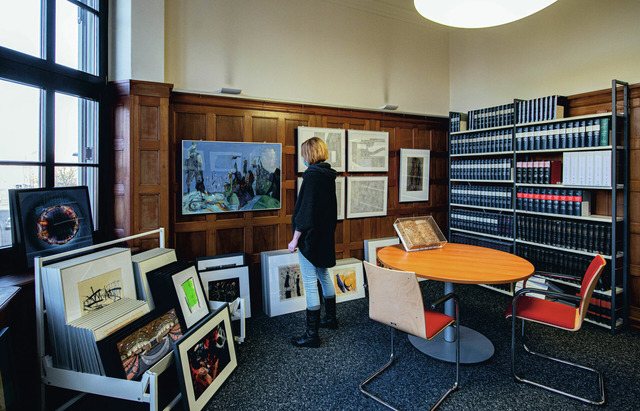 Das Bild zeigt einen Raum mit vielen Bildern. Das Foto ist von Marlies Kross.