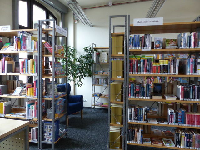 Das Bild zeigt einen Raum mit Regalen.