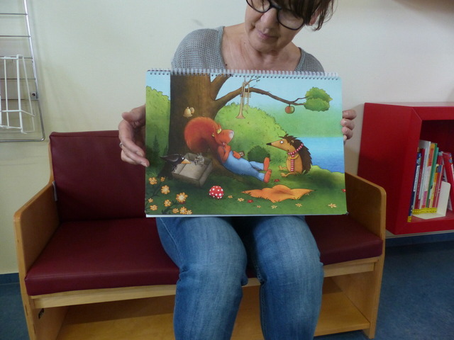 Das Bild zeigt ein großes Buch für Kinder.