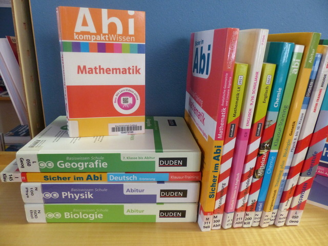 Das Bild zeigt Bücher für die Schule.