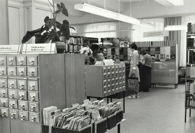 Das Bild zeigt eine ältere Bücherei.