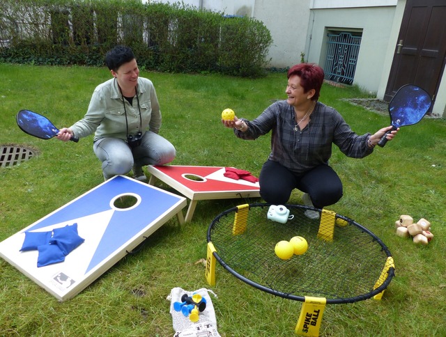 Jasmin Hannusch und Michaela Lehmann probieren neue Spiele c Kerstin Stöckel