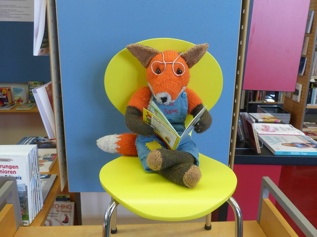 Lesefuchs liest ein buch