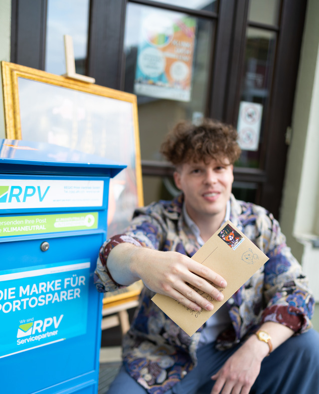 Martin Schüler präsentiert die neue RPV-Briefmarke, c Victoria Yarmolyuk