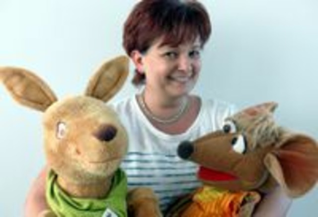 Foto: Kerstin Stöckel
Bibliotheksmitarbeiterin Michaela Lehmann freut sich gemeinsam mit LeseRatterich Emil und Känguru Krümel auf kleine Bücherfreunde