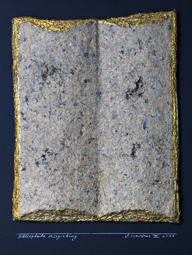 Steffen Mertens, „Bibliophile Ausgrabung“, Buchobjekt: Papierbrei, Blattmetall 2004